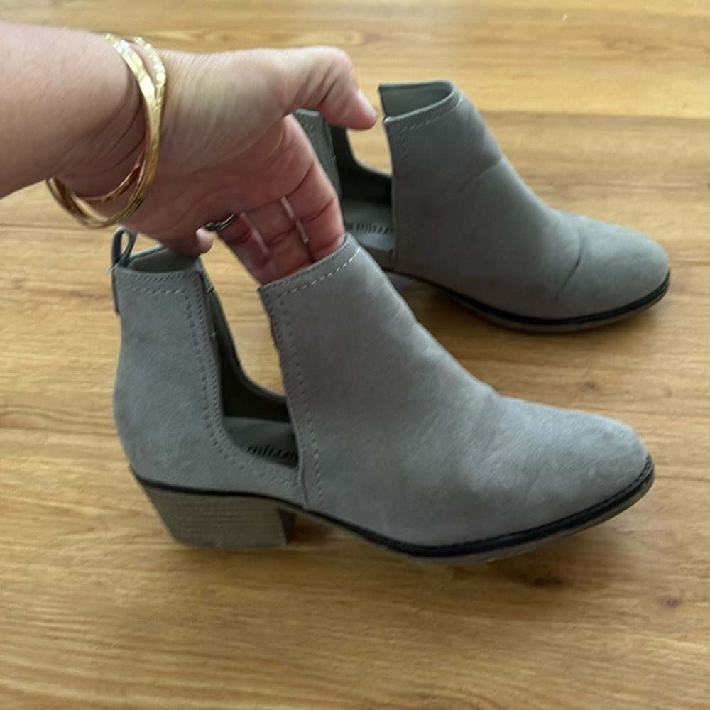 Olivia Miller Womens Western Cowboy Gray Suede Booties Size 8.5 Concert Festival
